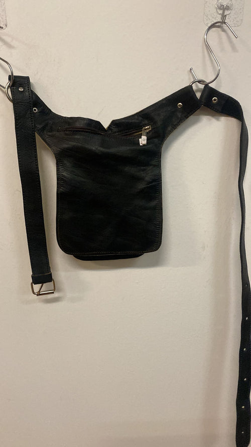 bandolera de piel negra