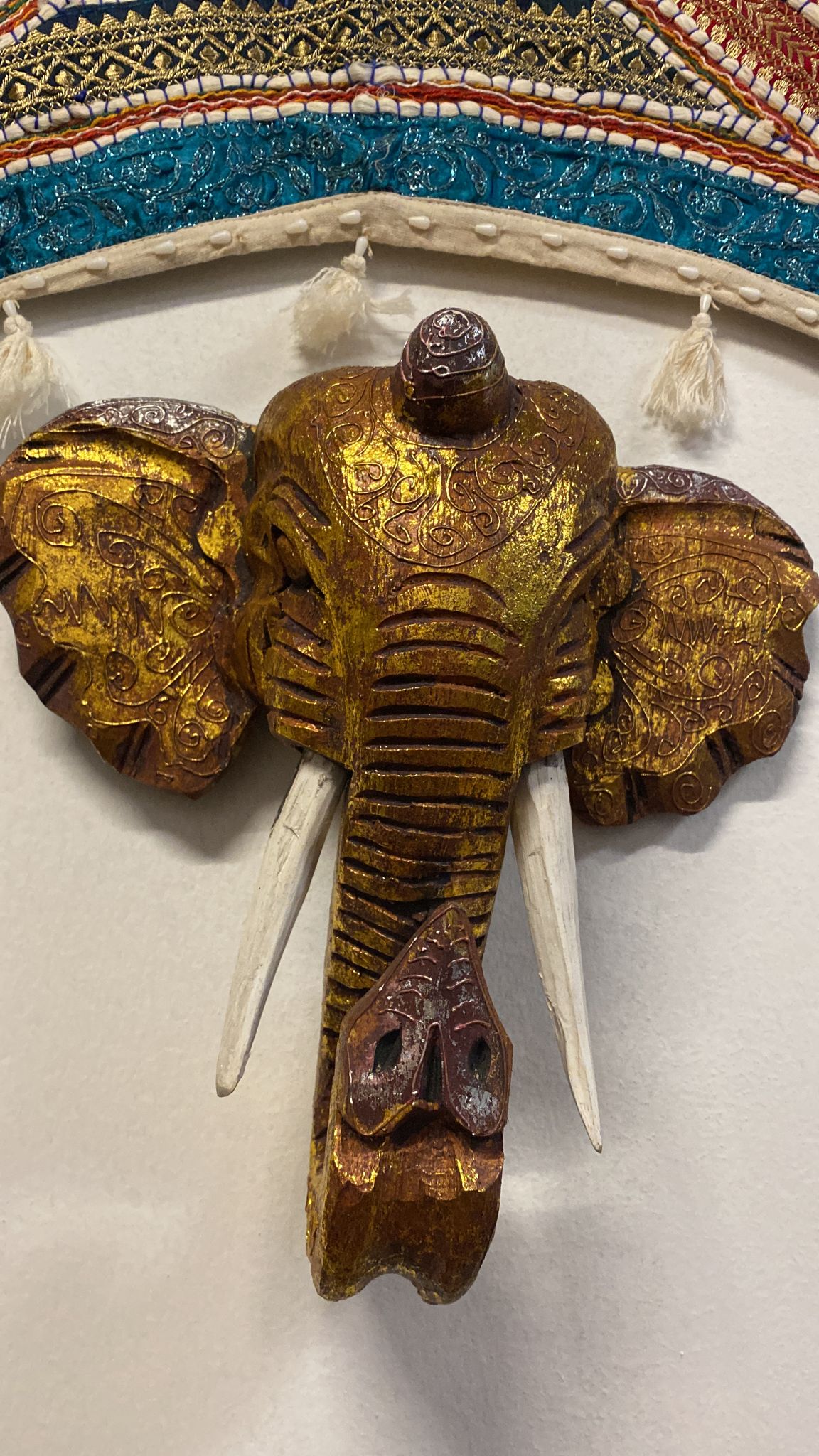 Escultura decorativa de elefante en color dorado